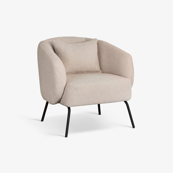 MARGO | כורסא מעוצבת בגוון ורדרד, בשילוב רגלי ברזל שחורות