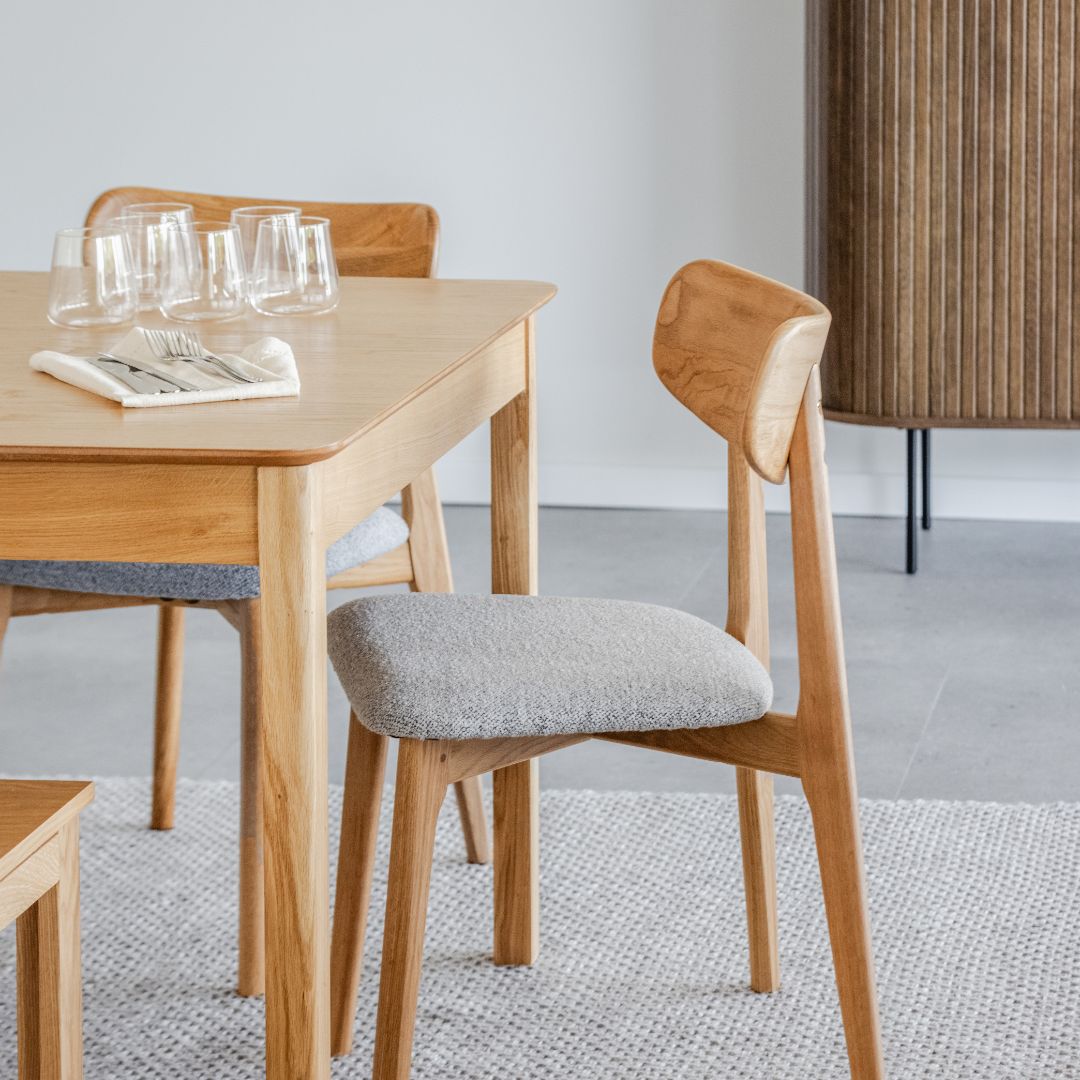 FJORA | כיסא נורדי מעץ עם מושב מרופד בבד בוקלה