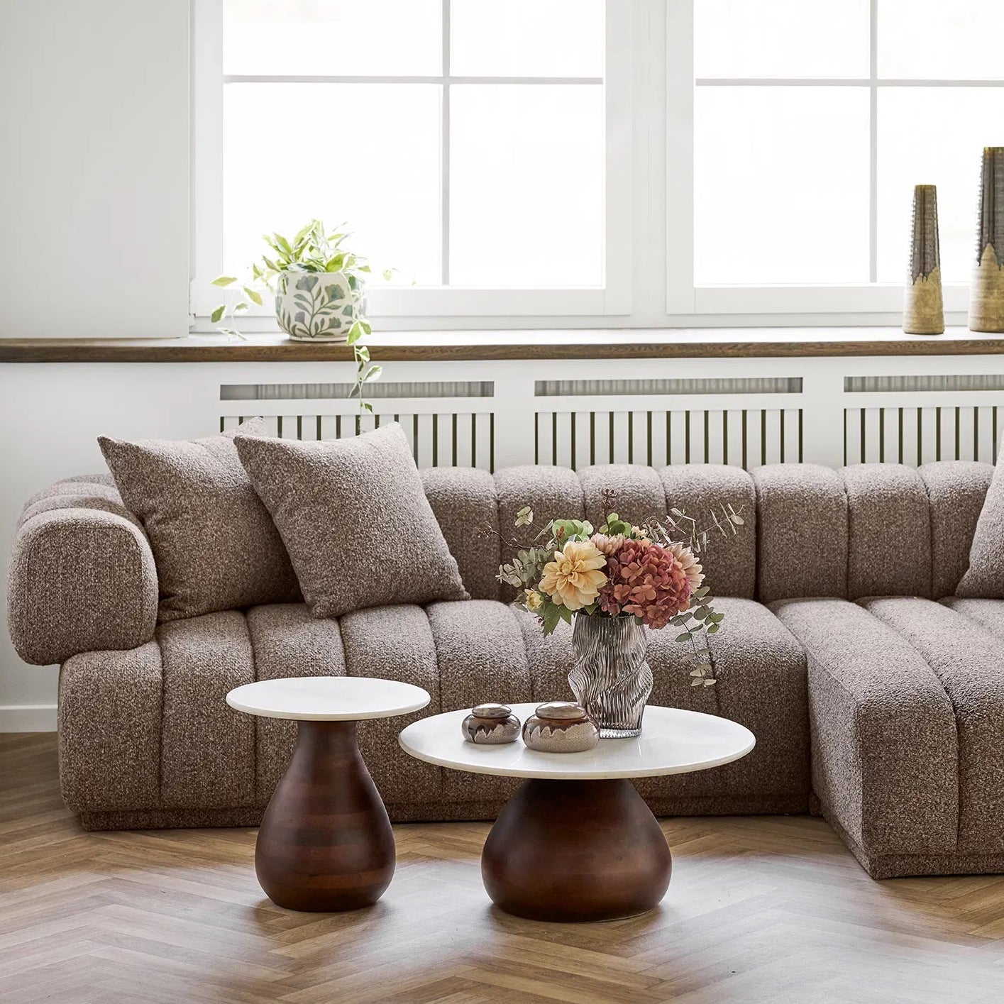 ARIP | שולחן סלון עגול מעץ מנגו מלא ושיש, קוטר 70 ס"מ