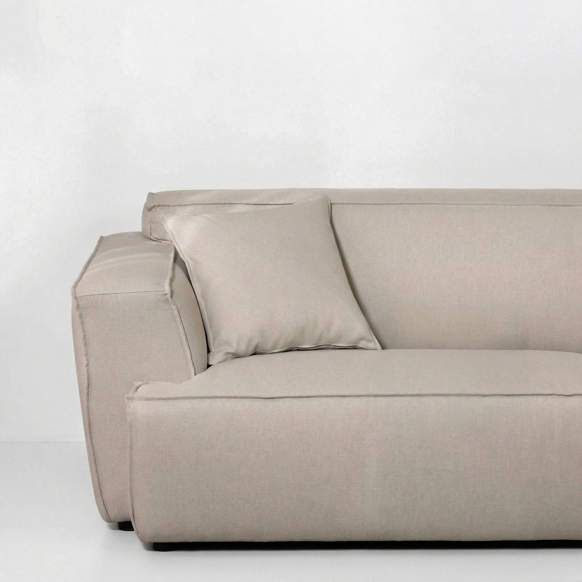 HAKORI | ספה תלת מושבית מודרנית מרופדת בבד אריג