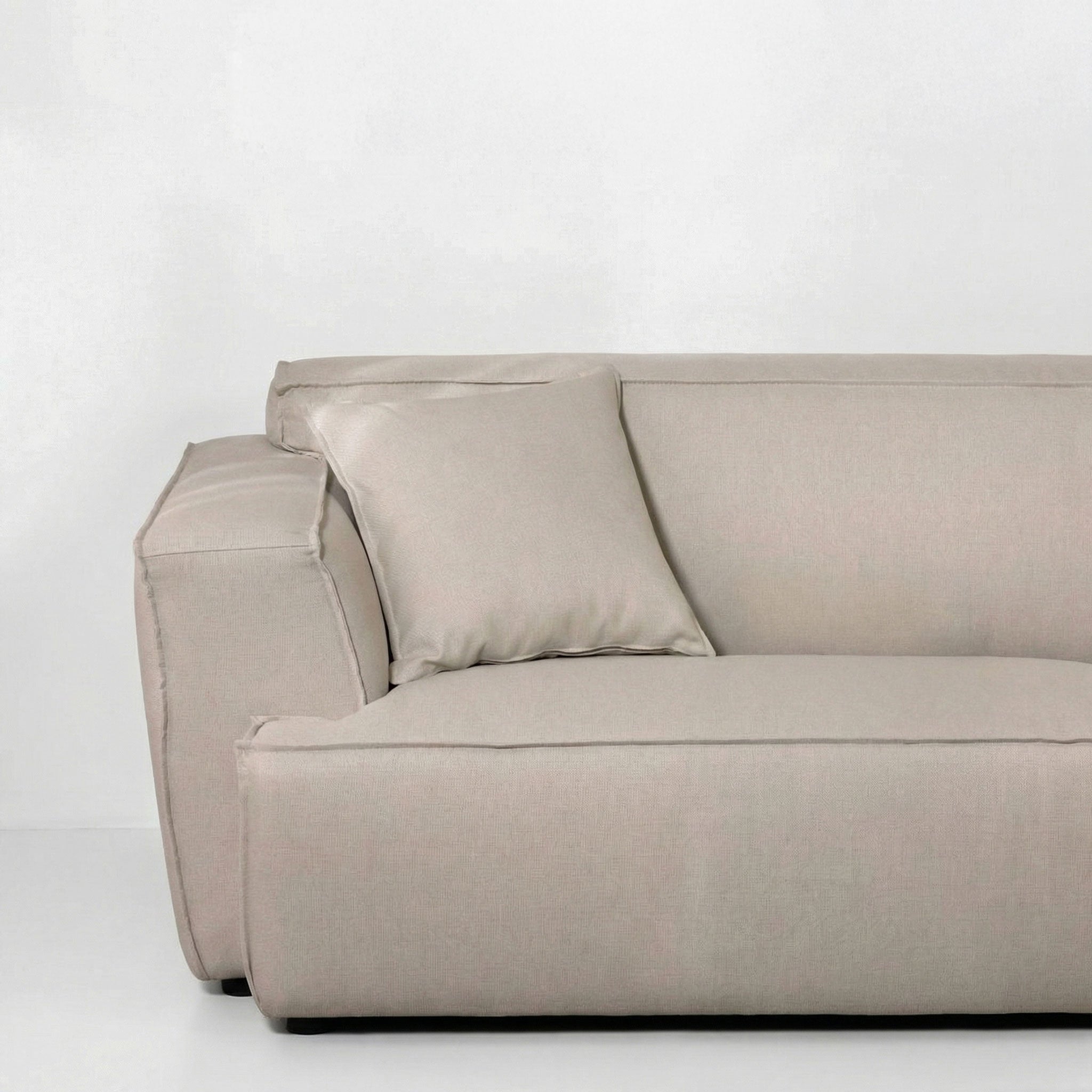 HAKORI | ספה תלת מושבית מודרנית מרופדת בבד אריג