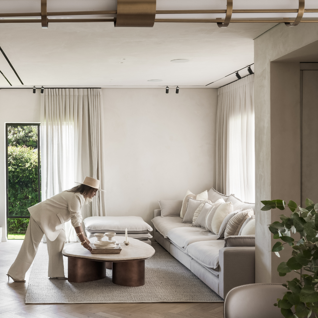 GLADE | ספה תלת-מושבית רכה עם הדום תואם, מרופדת בבד אריג