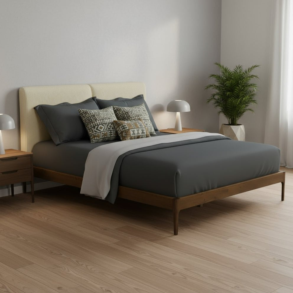 HALVI | מיטה סקנדינבית מרופדת בבד קורדרוי בשילוב עץ אגוז