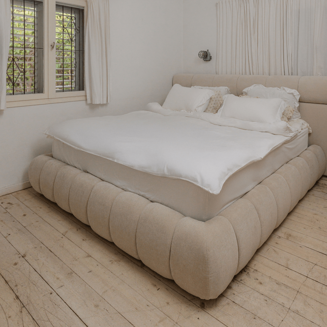 VOGEL | מיטה נורדית מרופדת בבד אריג בגוון שמנת