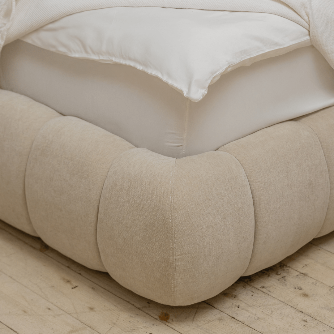 VOGEL | מיטה נורדית מרופדת בבד אריג בגוון שמנת