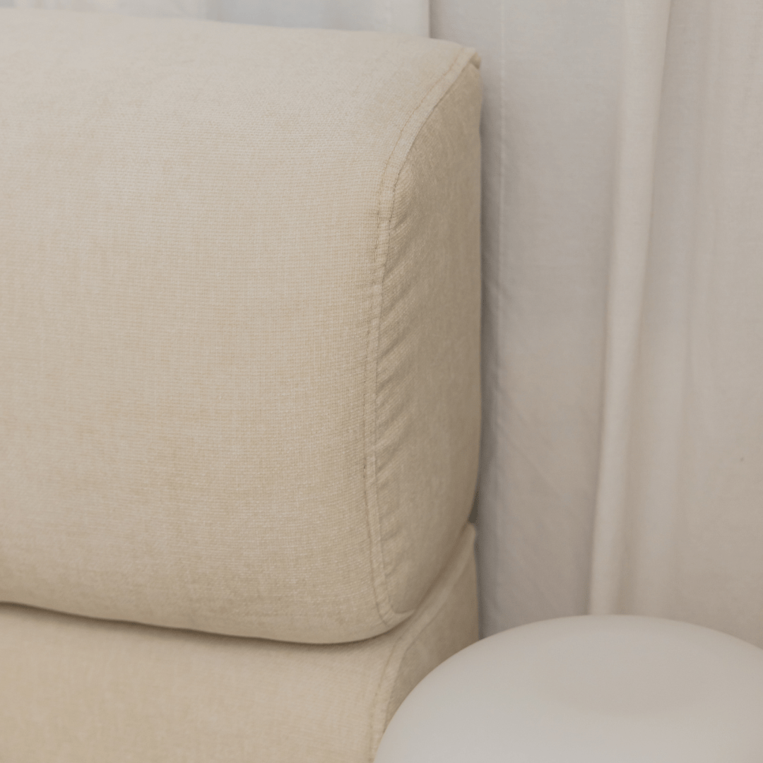 VOGEL | מיטה נורדית מרופדת בבד אריג בגוון שמנת