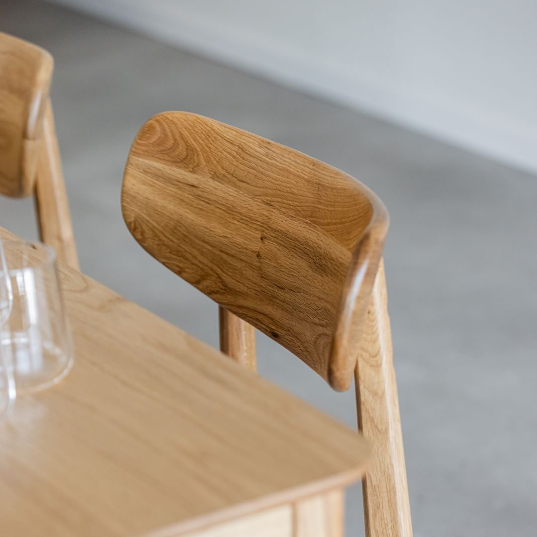 FJORA | כיסא נורדי מעץ עם מושב מרופד בבד בוקלה