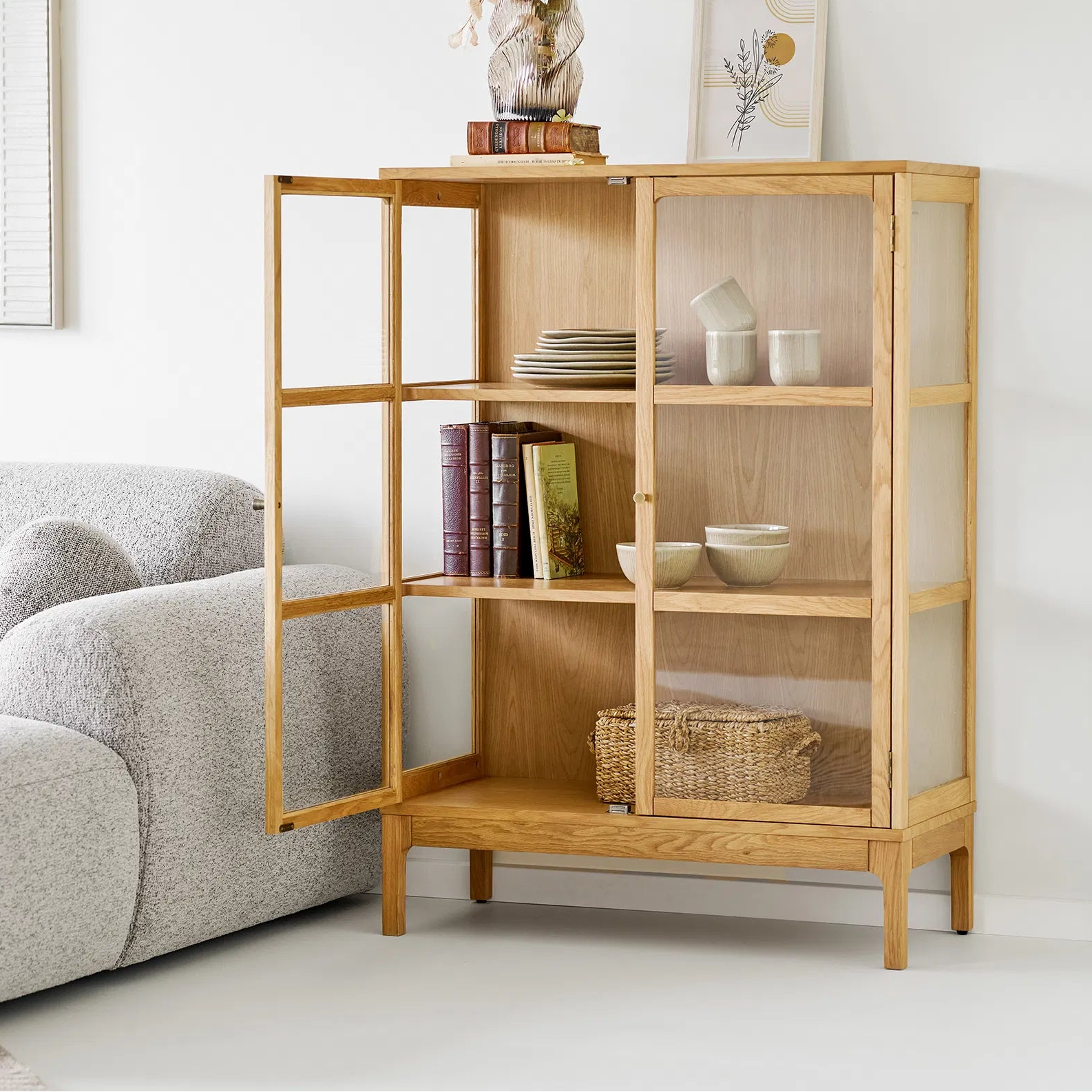 NOLSEN | שידת אחסון מעץ וזכוכית, עם מדפים סגורים