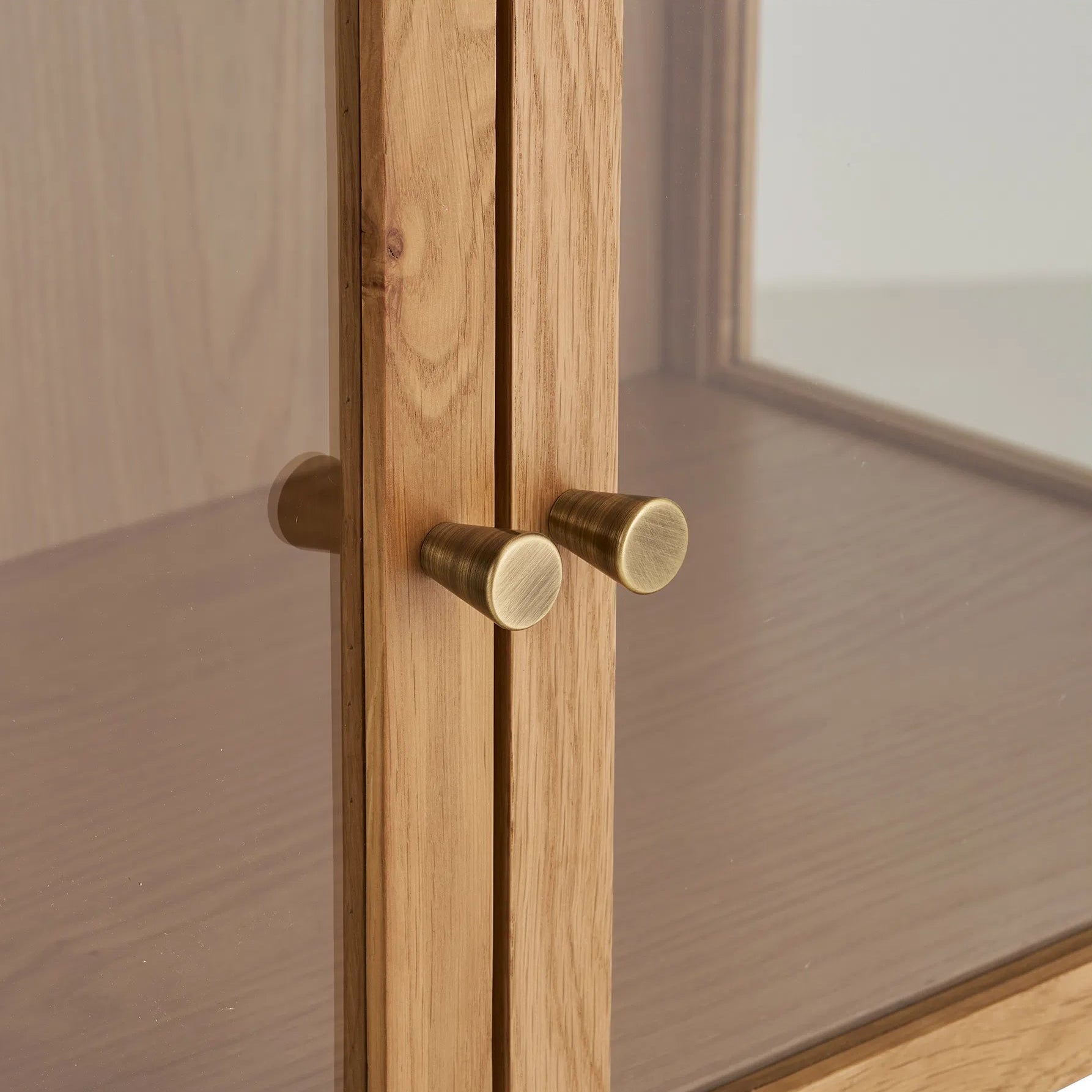 NOLSEN | שידת אחסון מעץ וזכוכית, עם מדפים סגורים