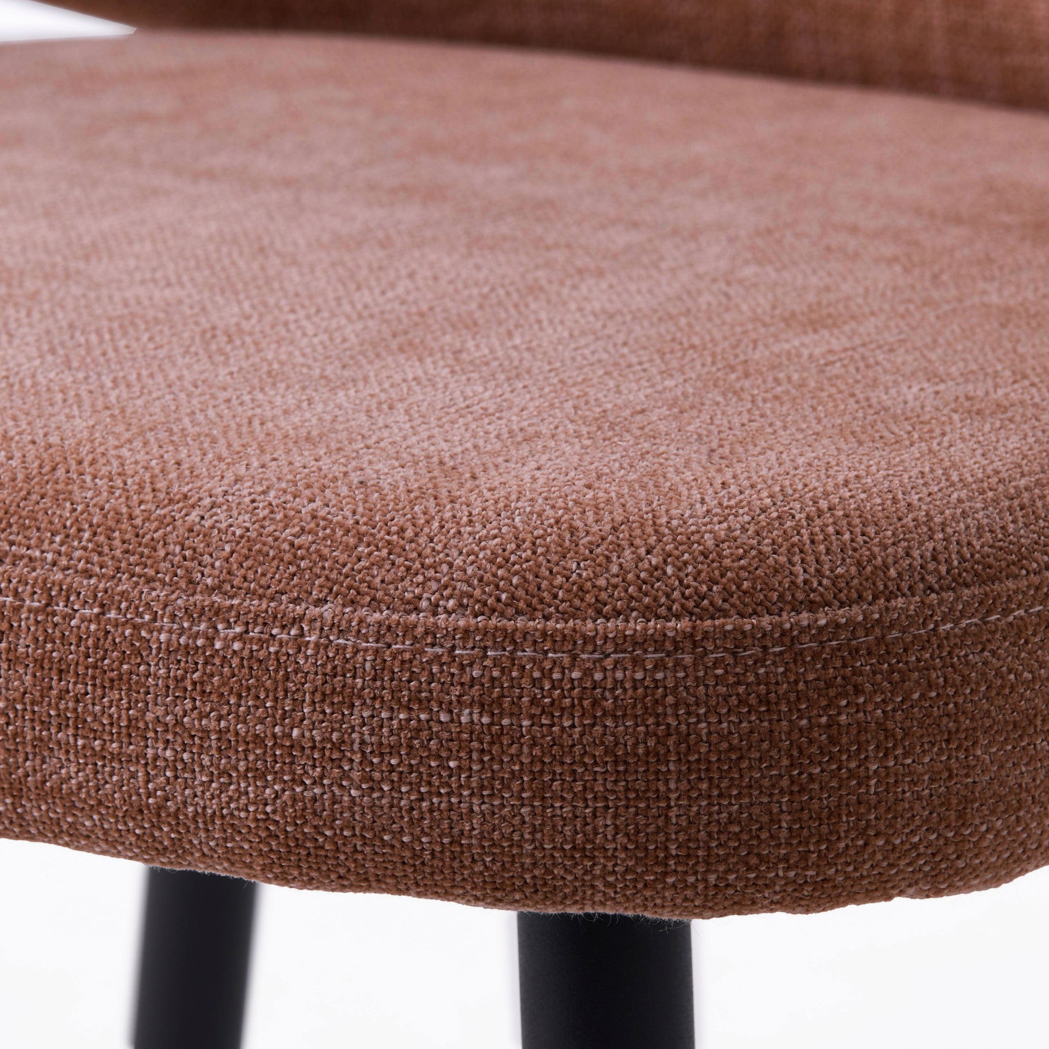 KONU | כיסא נורדי מרופד עם משענת מעוגלת