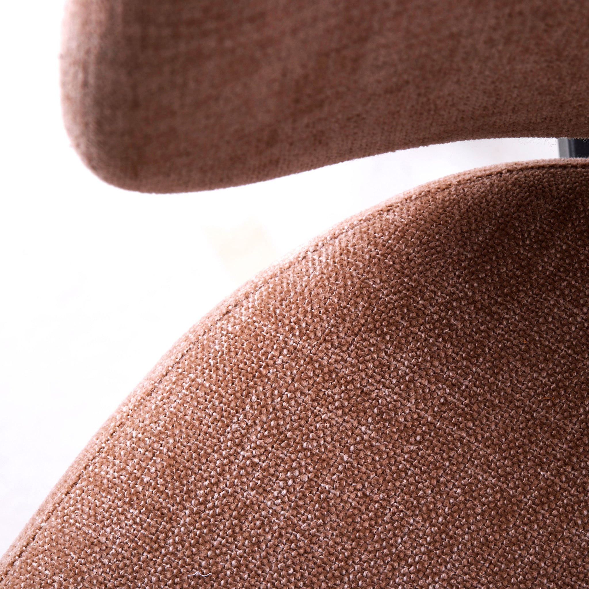 KONU | כיסא נורדי מרופד עם משענת מעוגלת