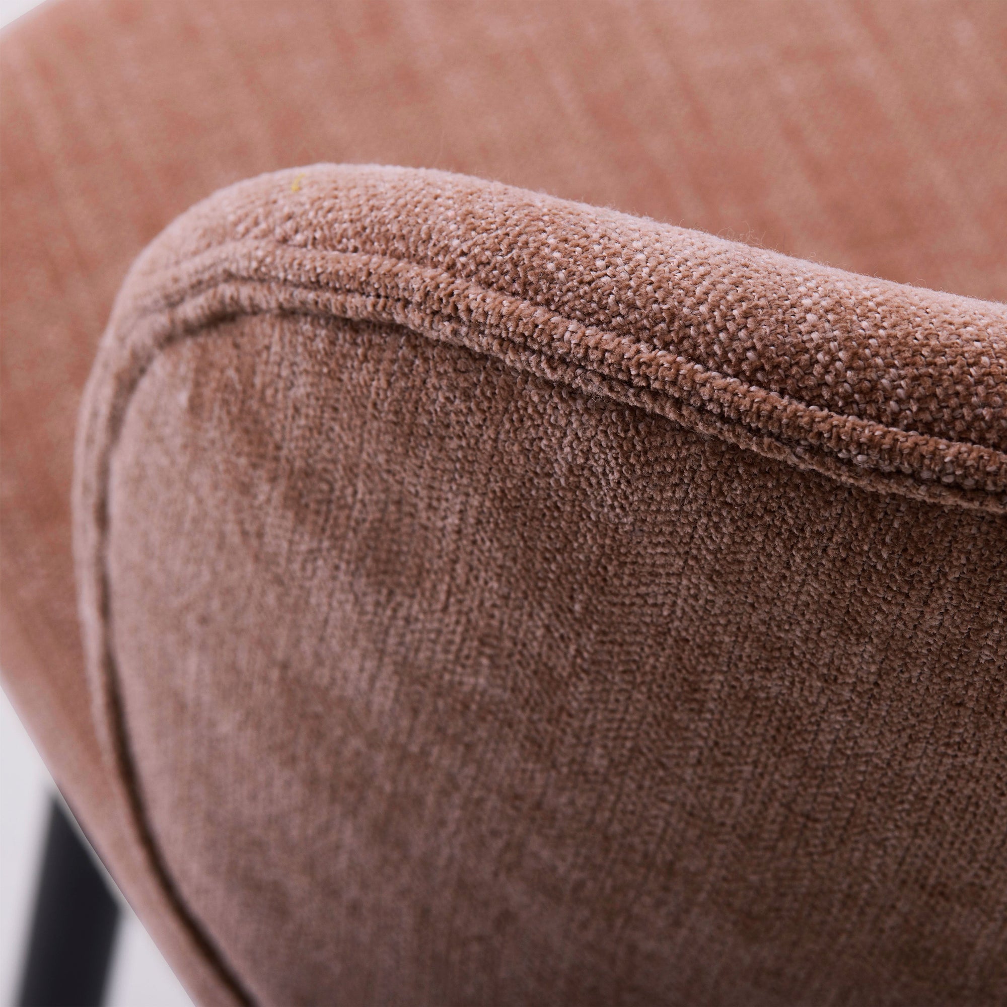 KONU | כיסא נורדי מרופד עם משענת מעוגלת