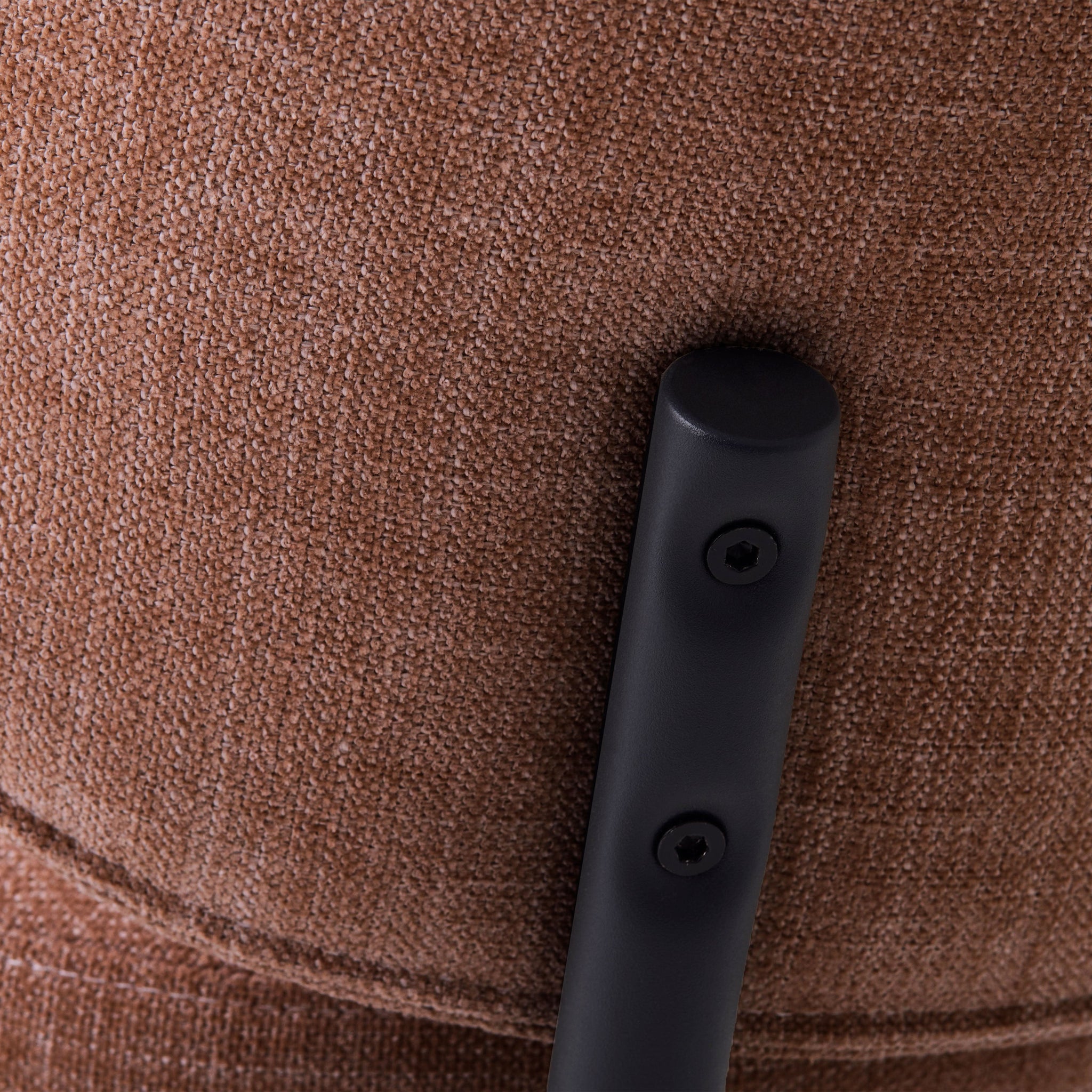 KONU | כיסא נורדי מרופד עם משענת מעוגלת