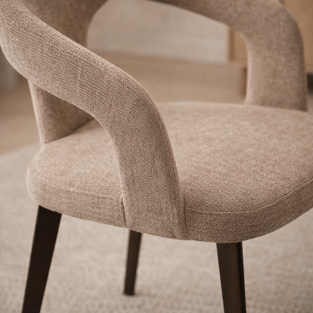 NERO | כיסא מרופד בבד אריג עם משענות יד - KUALA