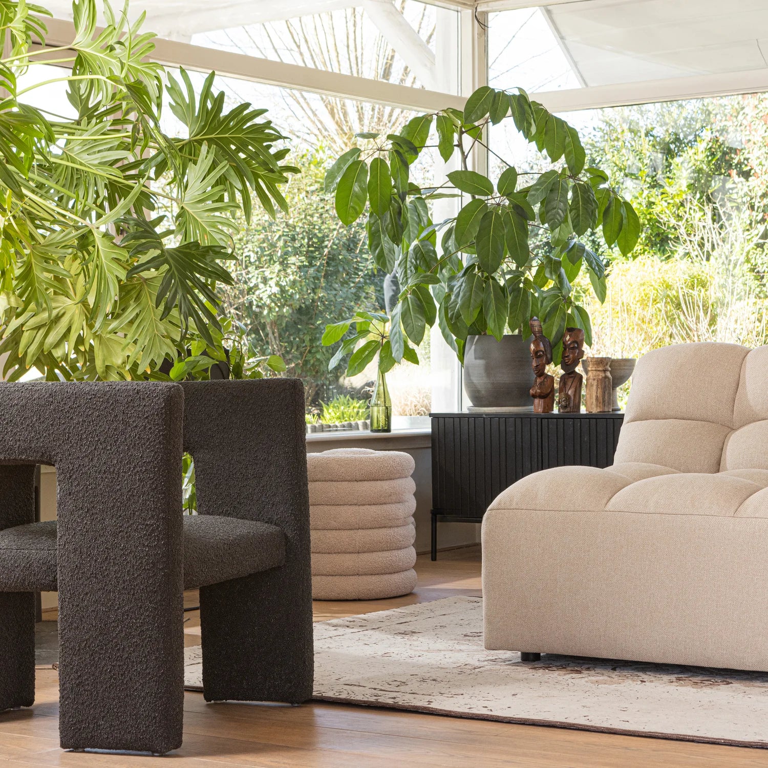 VILS | כורסא מעוגלת מרופדת בבד בוקלה, מגיעה בשני גוונים