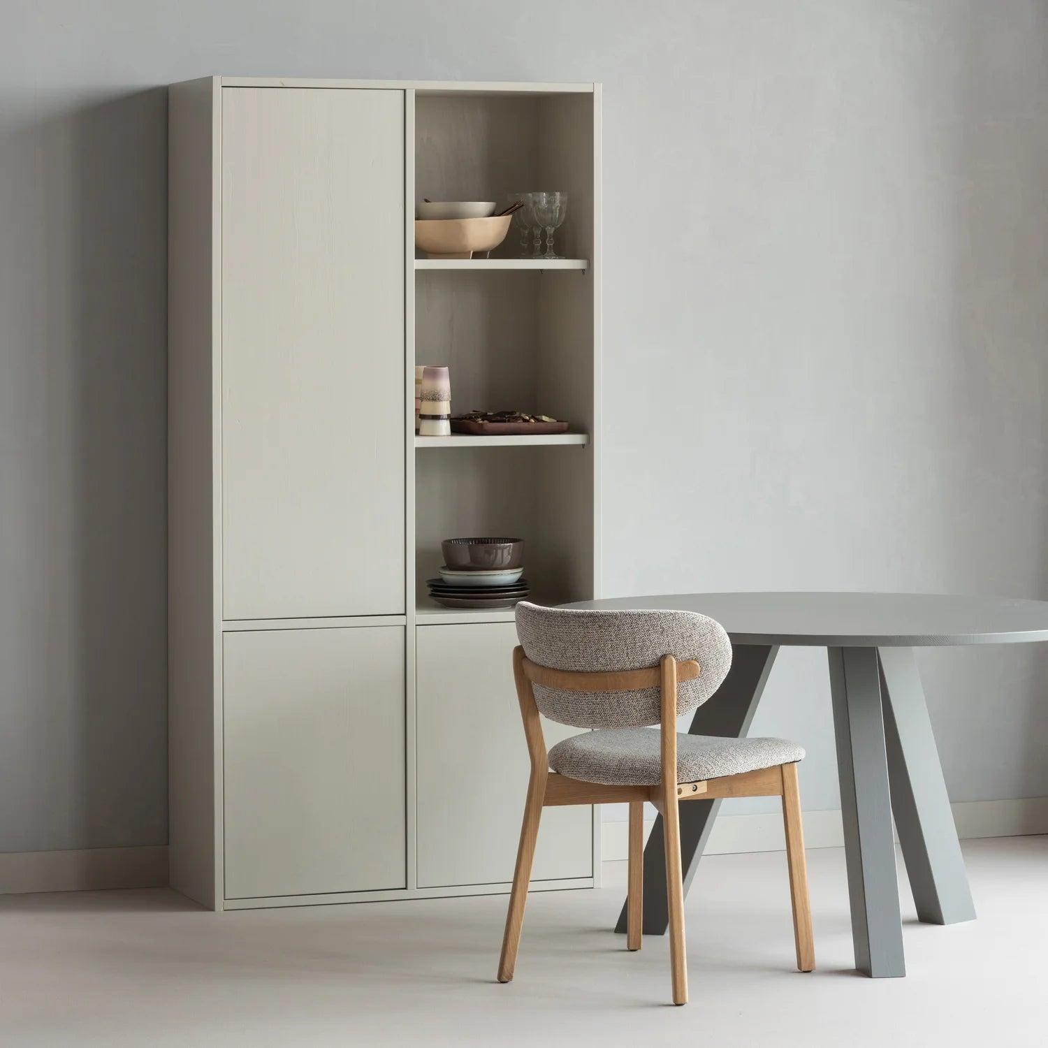 RORS | ספריה מעץ אורן עם מדפים ודלתות, מגיעה בארבעה גוונים