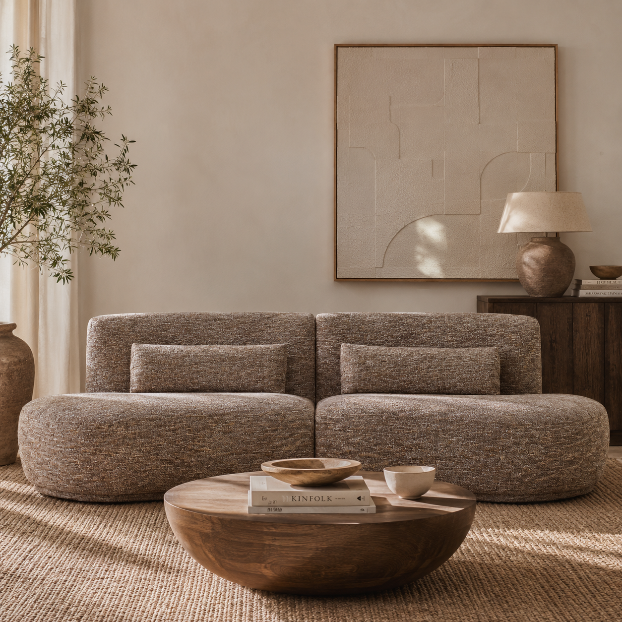 KAJSA | ספה מעוגלת מרופדת בסגנון מודרני, מגיעה בשני גדלים - KUALA
