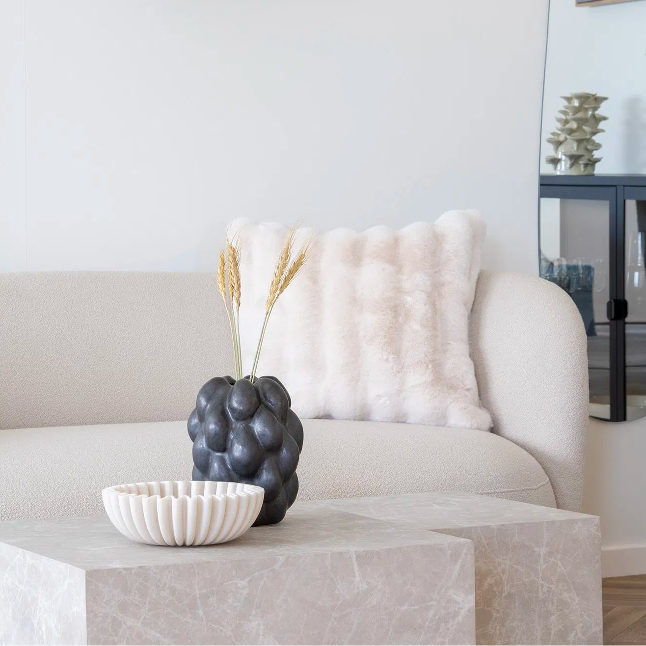 CIRA | כרית דמוי פרווה, מגיעה בשלושה גוונים - KUALA