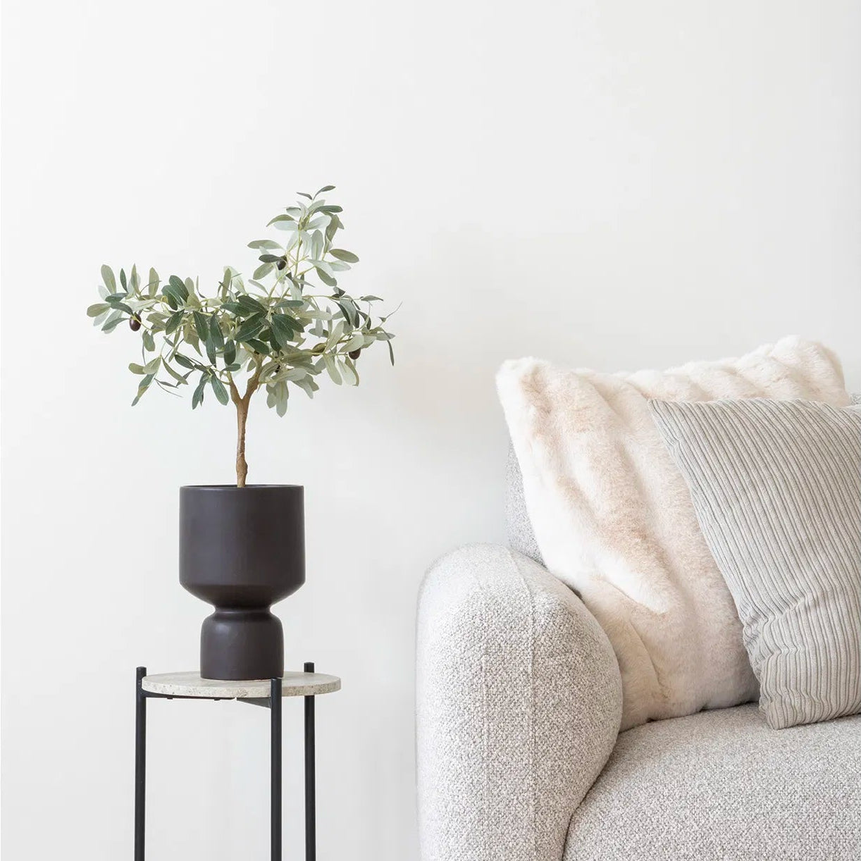 CIRA | כרית דמוי פרווה, מגיעה בשלושה גוונים - KUALA