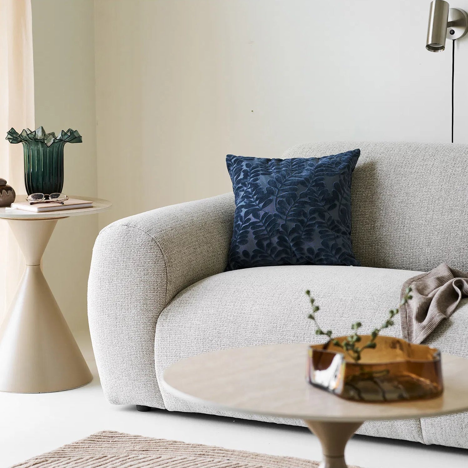 CERO | כרית דקורטיבית עם עיטורים בגוון כחול - KUALA