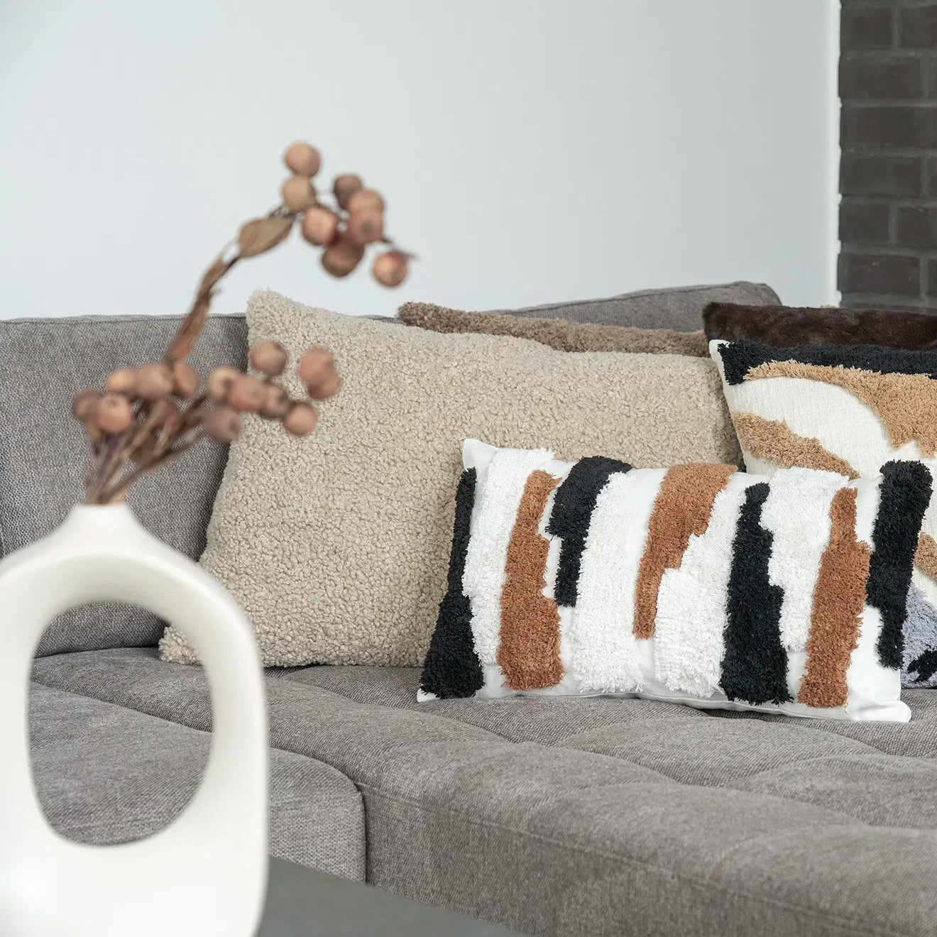 ELAR | כרית מבד בוקלה בגוון חום אפור - KUALA