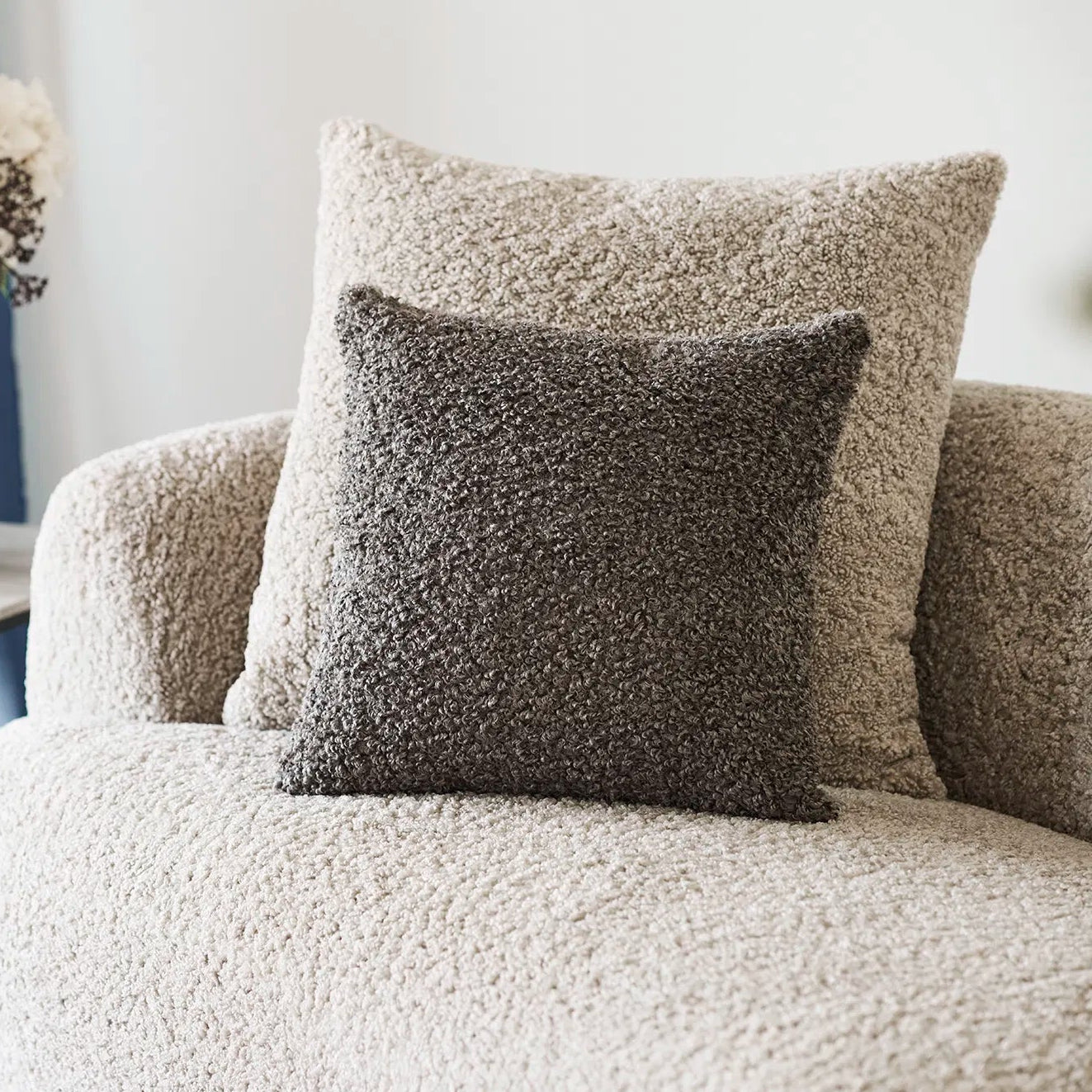 CENO | כרית מבד בוקלה בגוון אפור כהה - KUALA