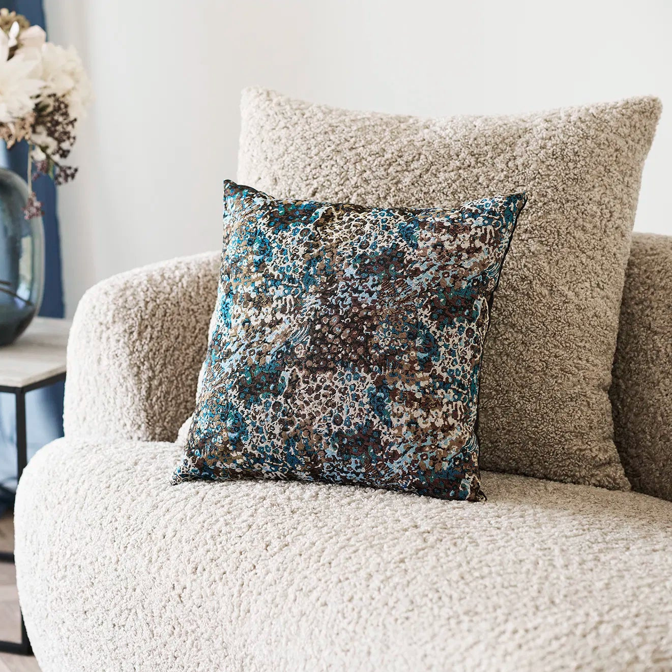 CANO | כרית נוי עם הדפס מופשט בגווני כחול וחום - KUALA