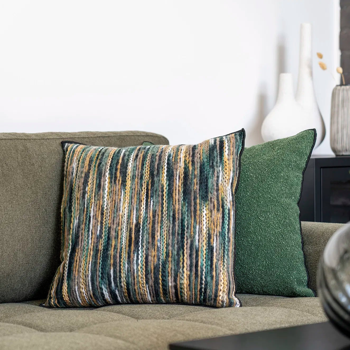 DAVA |  כרית דקורטיבית מבד אריג בגוון ירוק וצהוב - KUALA