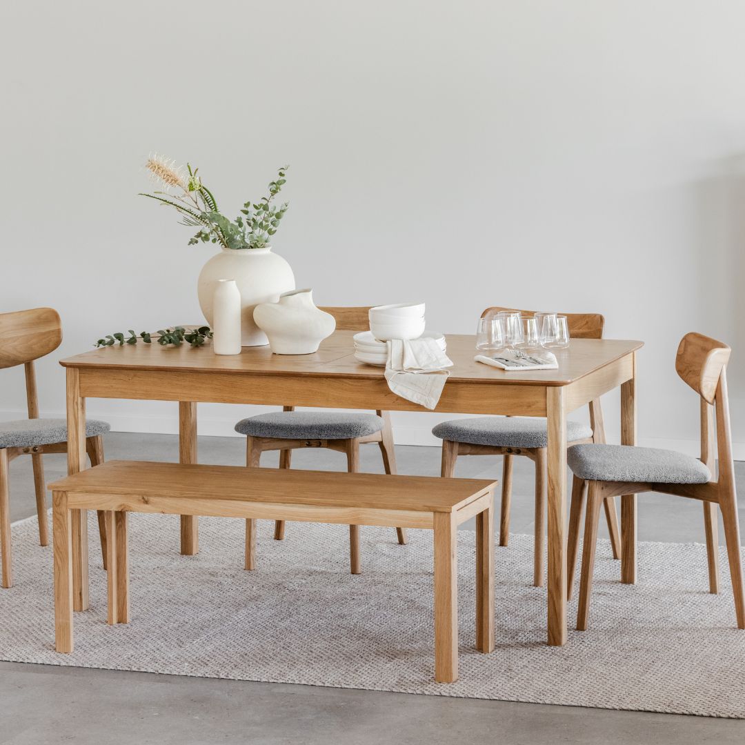 FJORA | כיסא נורדי מעץ עם מושב מרופד בבד בוקלה