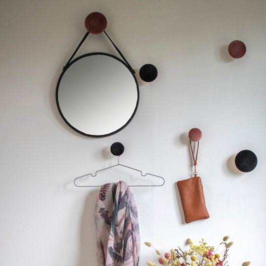 JAPO | מראת תליה עגולה ממתכת בשילוב דמוי עור