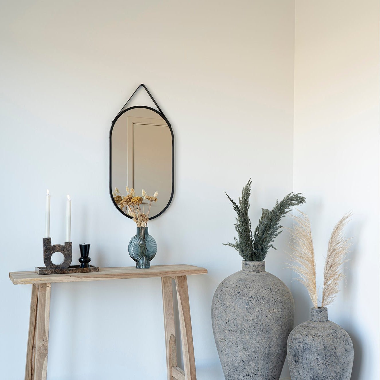 LAGIT | מראת תליה אובלית ממתכת בשילוב דמוי עור