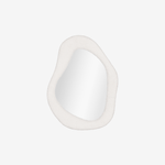 PUZA | מראה אמורפית עם מסגרת מרופדת בבד בוקלה