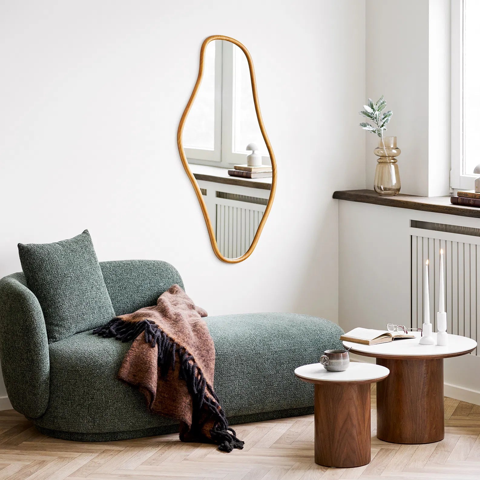 WOD | מראה אמורפית עם מסגרת עץ אורן - KUALA