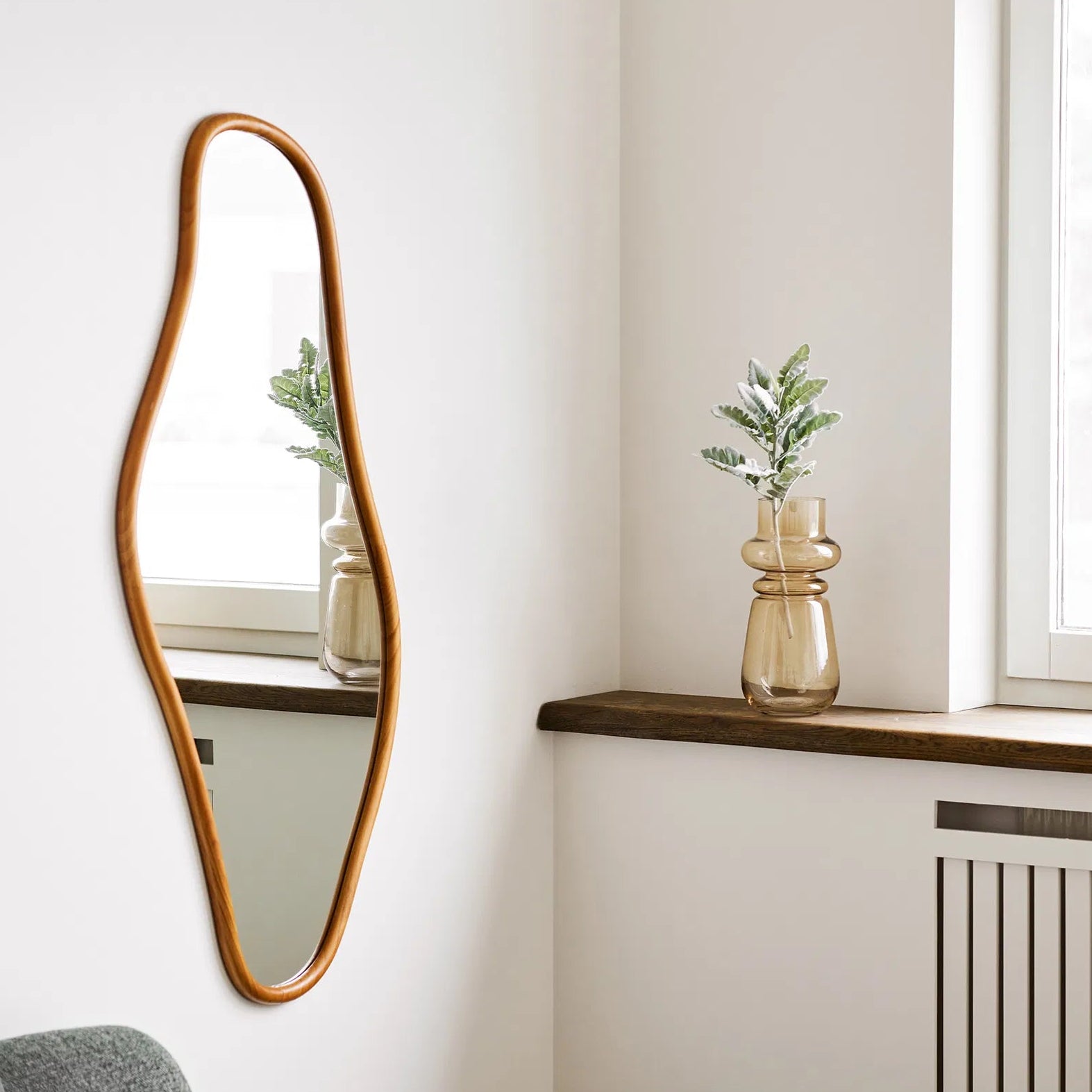 WOD | מראה אמורפית עם מסגרת עץ אורן - KUALA