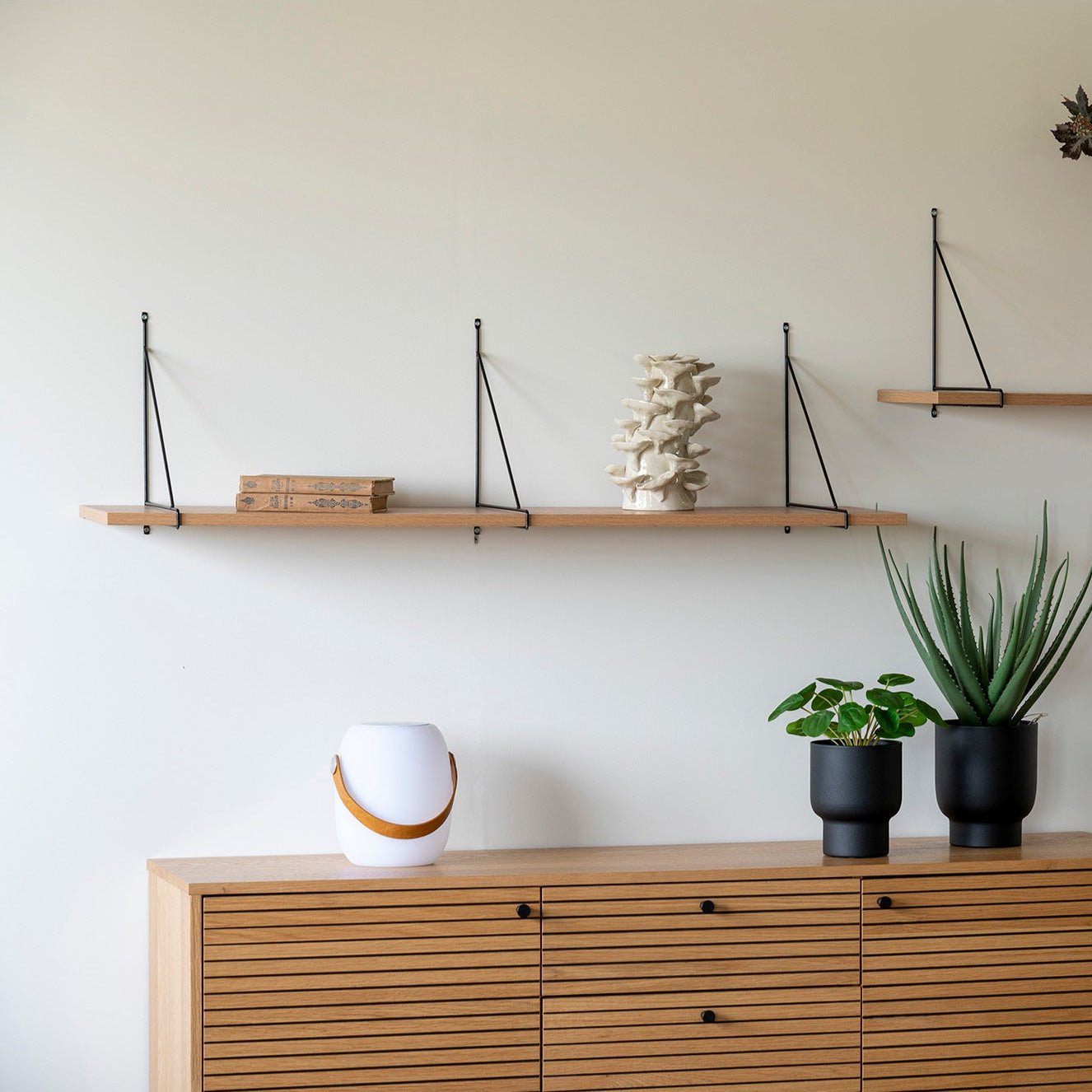 LARNA | מדף קיר עץ עם תומכי מתכת שחורים - KUALA