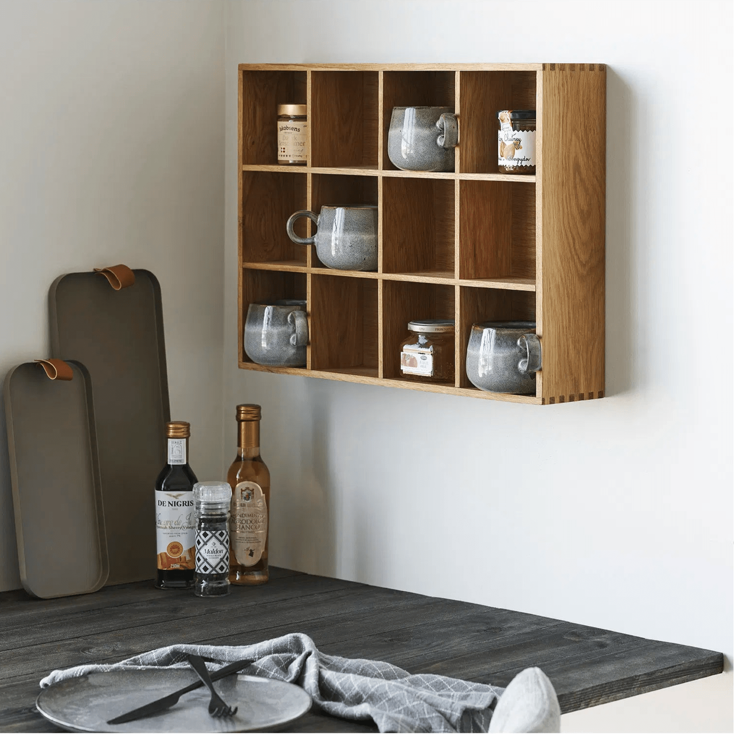 BATO | יחידת מדפים לתליה מעץ אלון מלא, 51/39 ס"מ