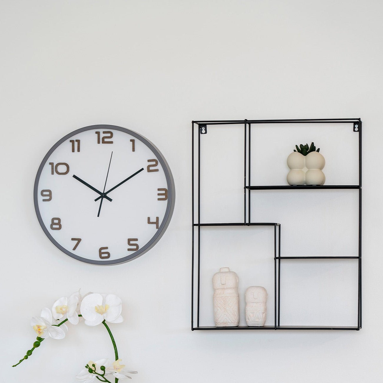 VETORE | שעון קיר מינימליסטי עגול עם ספרות עץ