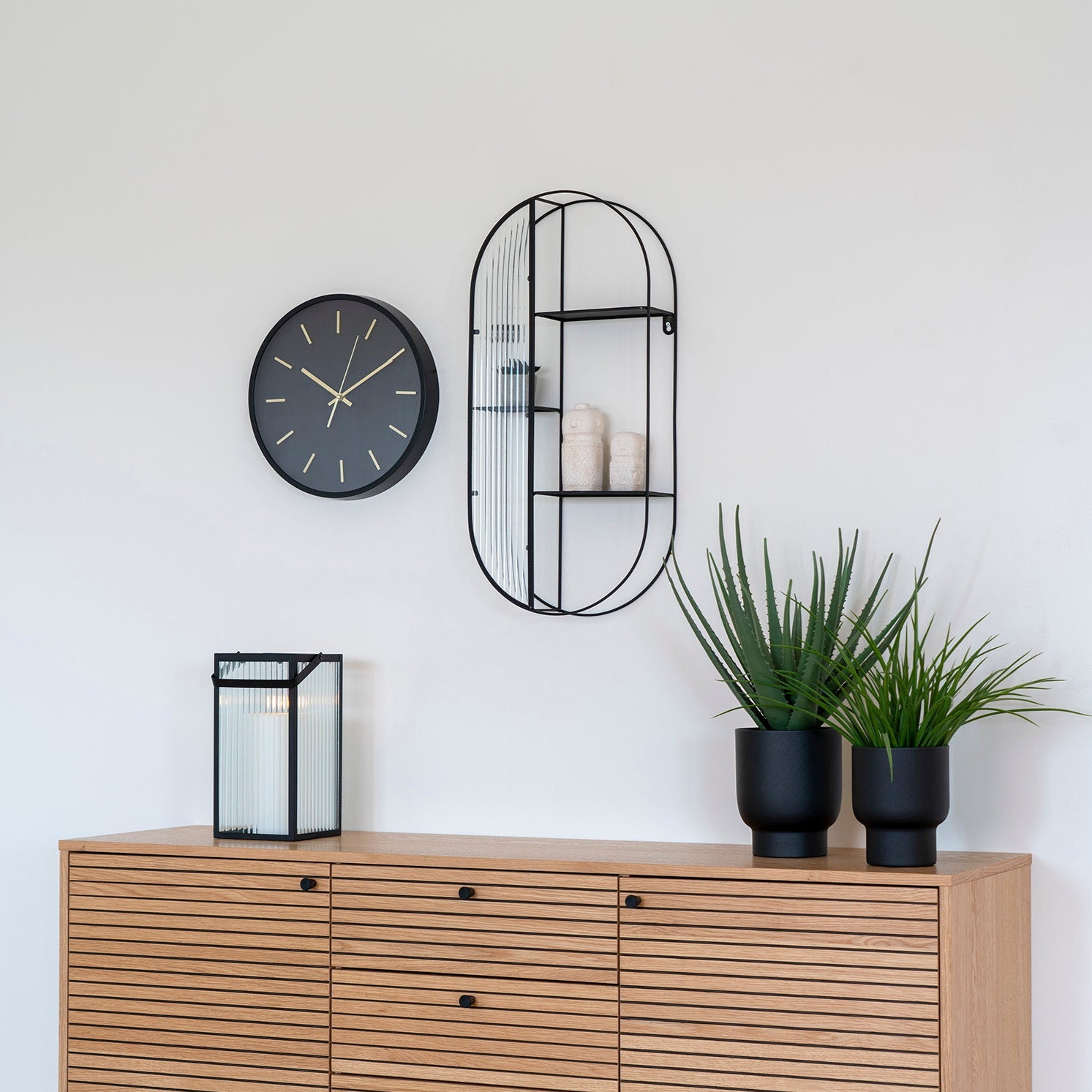 ARELOR | שעון קיר עגול בגוון שחור עם נגיעות מוזהבות