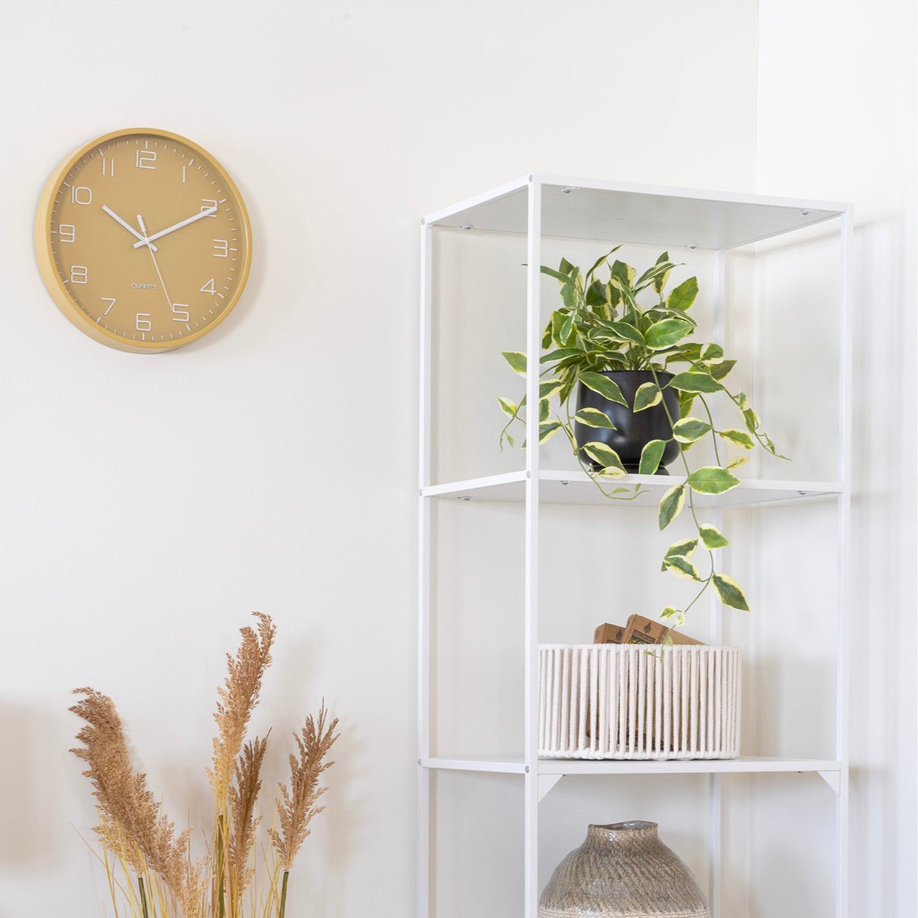 INELOR | שעון קיר עגול בגוון חרדל טרנדי