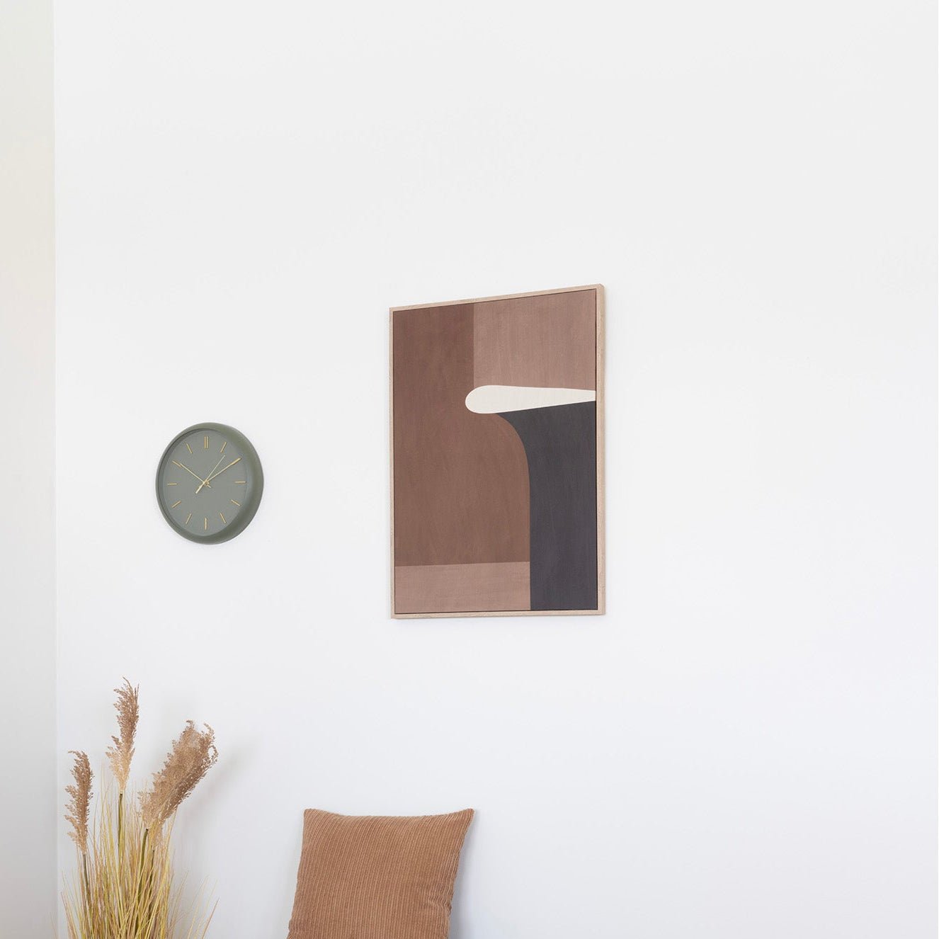 KAELO | שעון קיר עגול בגוון ירוק זית