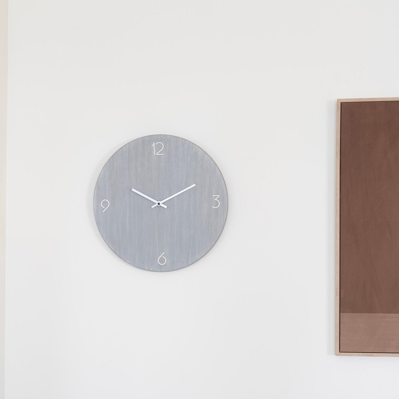 LOELYN | שעון קיר עץ אפור בהיר בעיצוב מינימליסטי