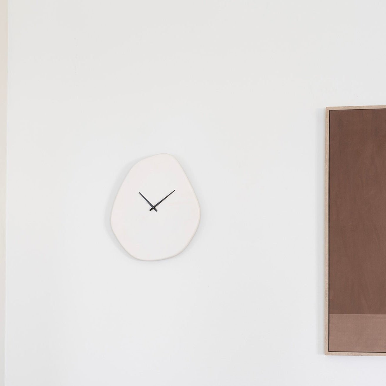 NIELI | שעון קיר אמורפי מבטון