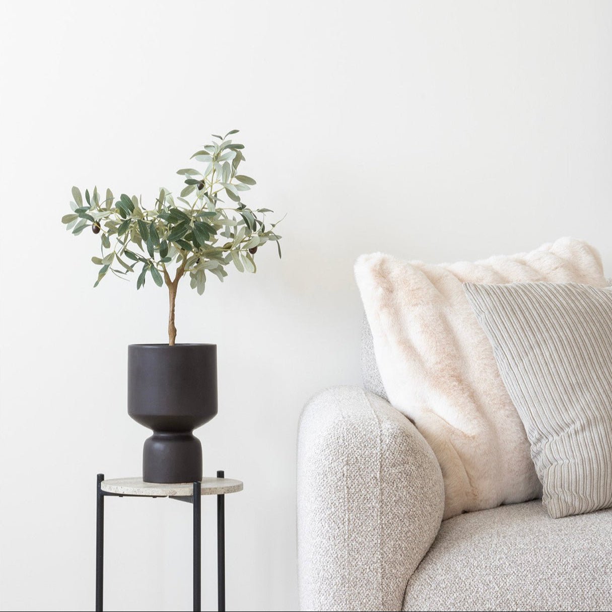 KUTA | עציץ מעוצב מקרמיקה בגוון שחור