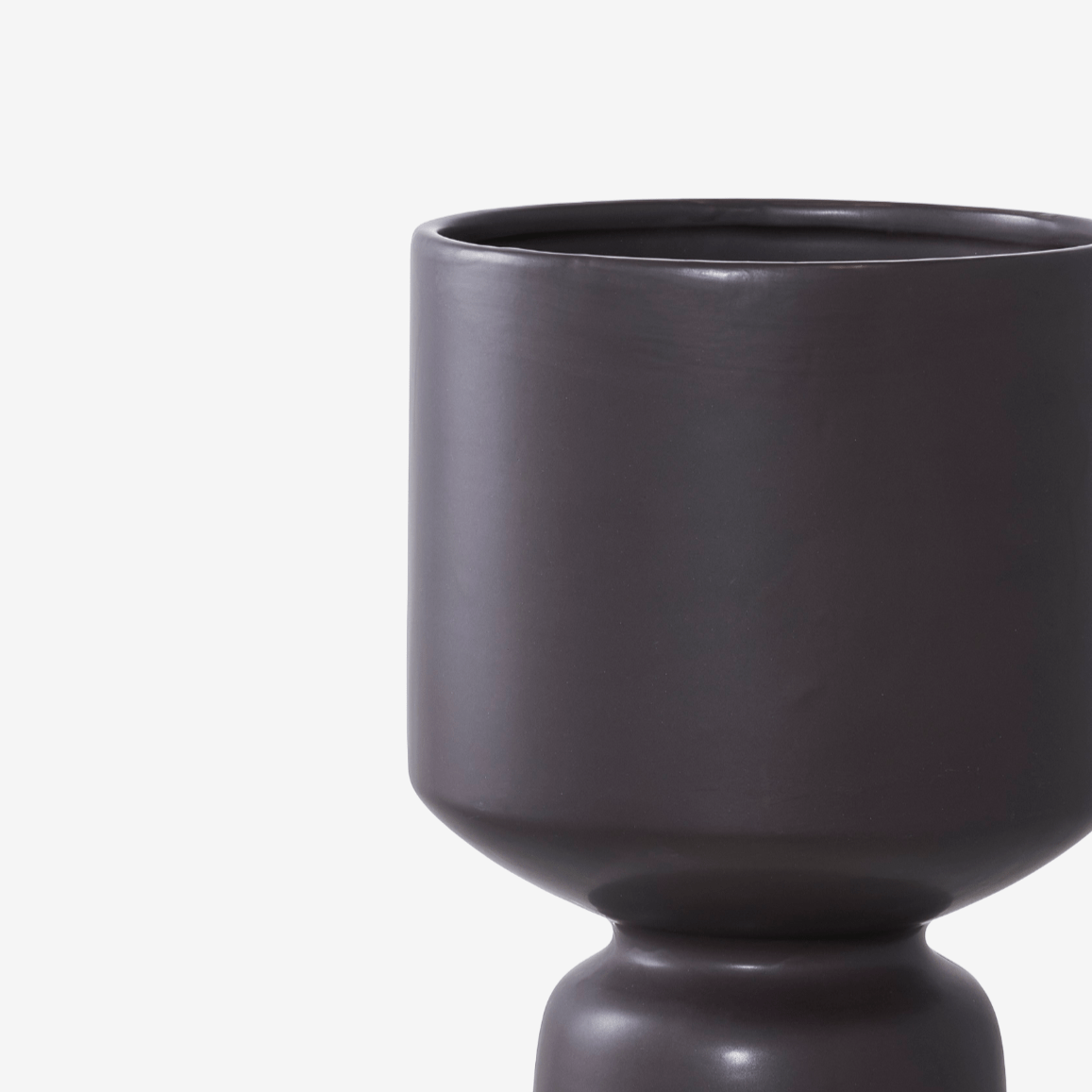 KUTA | עציץ מעוצב מקרמיקה בגוון שחור