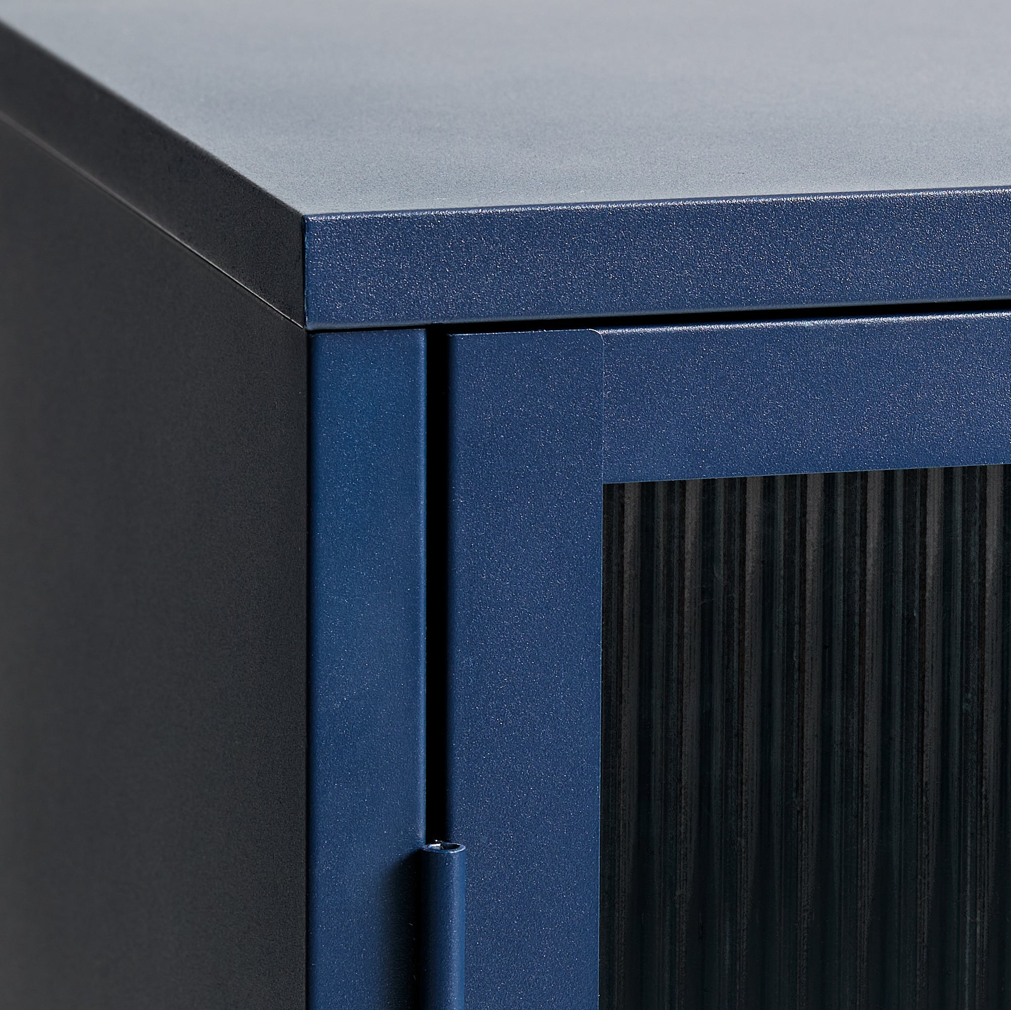 FIONALA | שידת אחסון ממתכת וזכוכית, עם מדפים סגורים