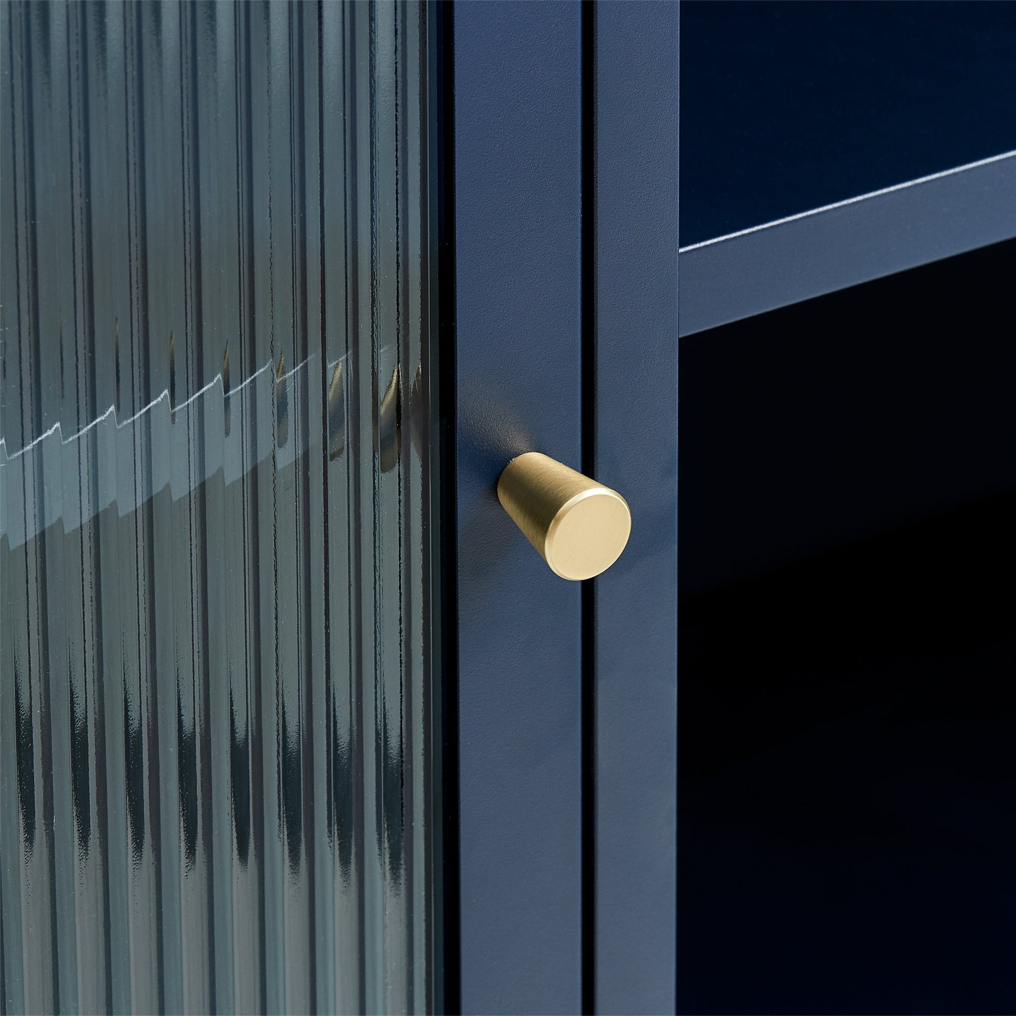 FIONALA | שידת אחסון ממתכת וזכוכית, עם מדפים סגורים