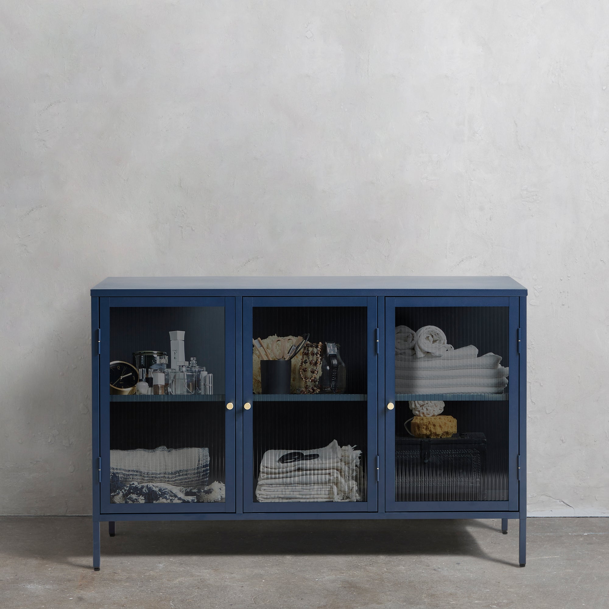 FIONALA | שידת אחסון ממתכת וזכוכית, עם מדפים סגורים