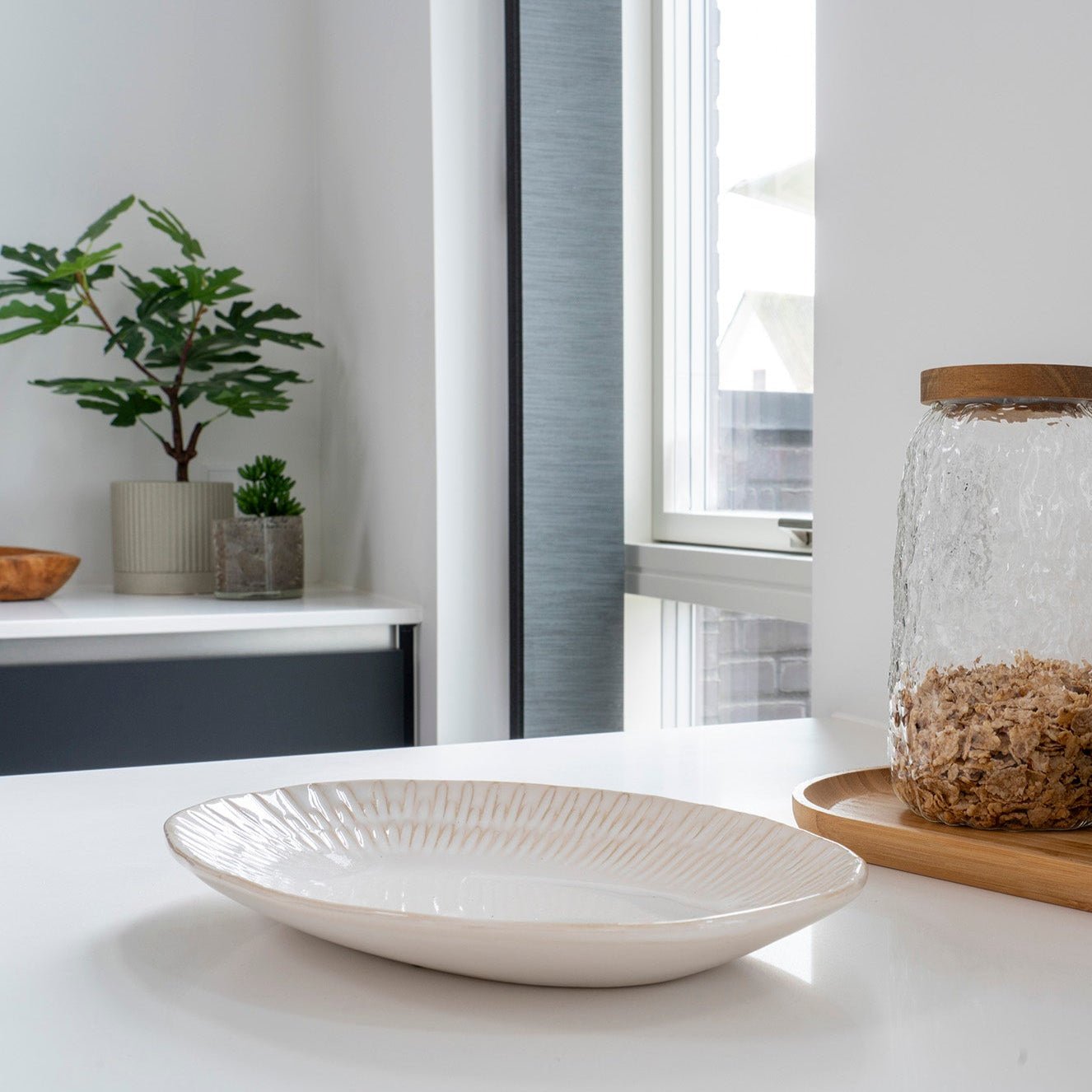 BUCUT | מגש קרמי אליפטי לבן