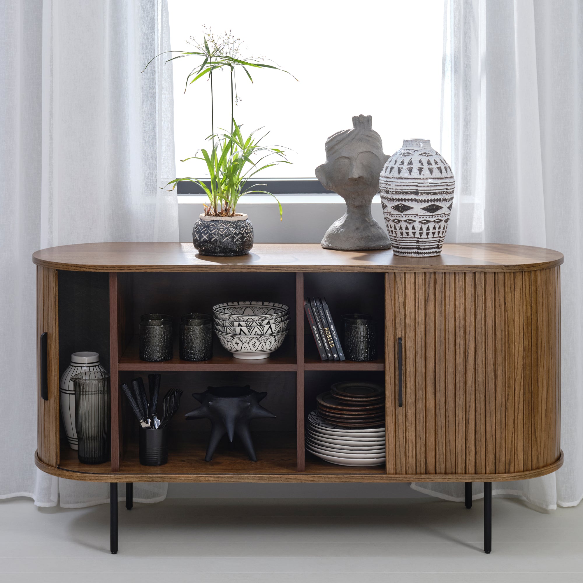 JIRO | שידת אחסון מעץ ומתכת, עם מדפים סגורים