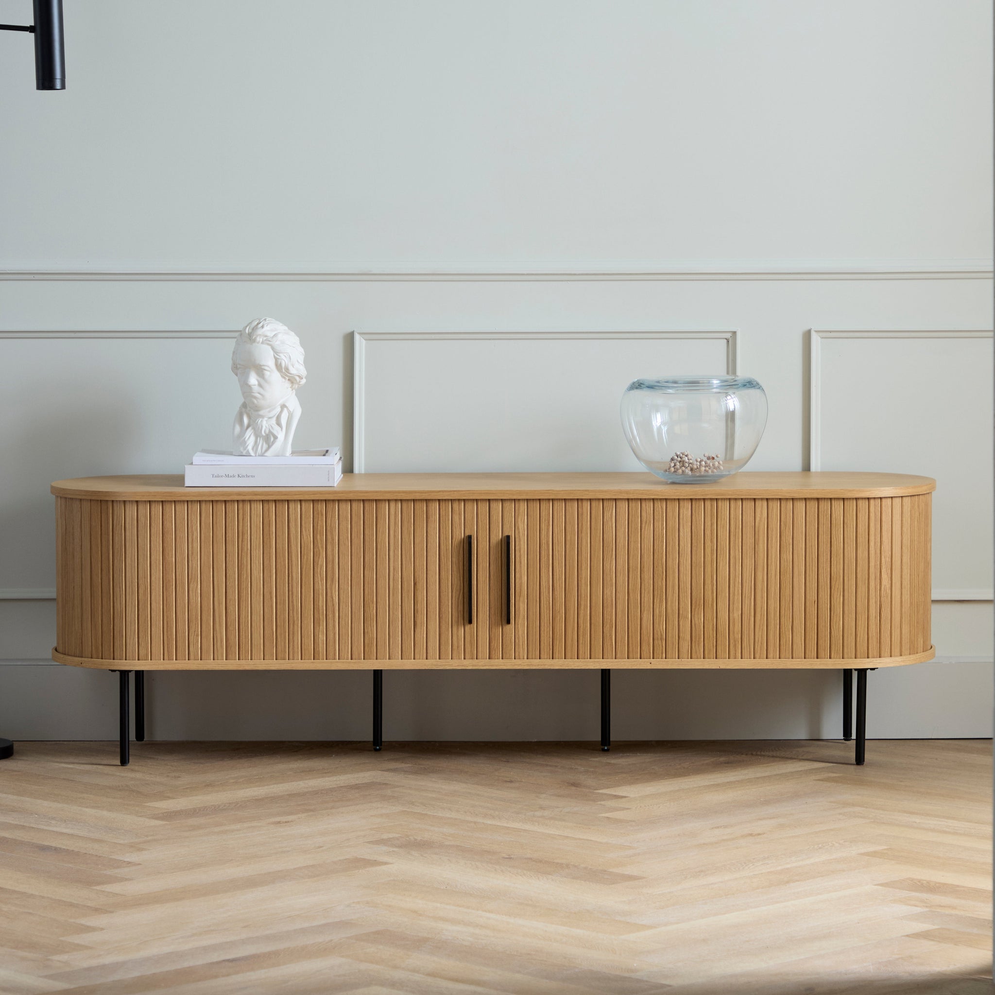 BAO | מזנון סקנדינבי מעץ ומתכת, עם מדפים סגורים